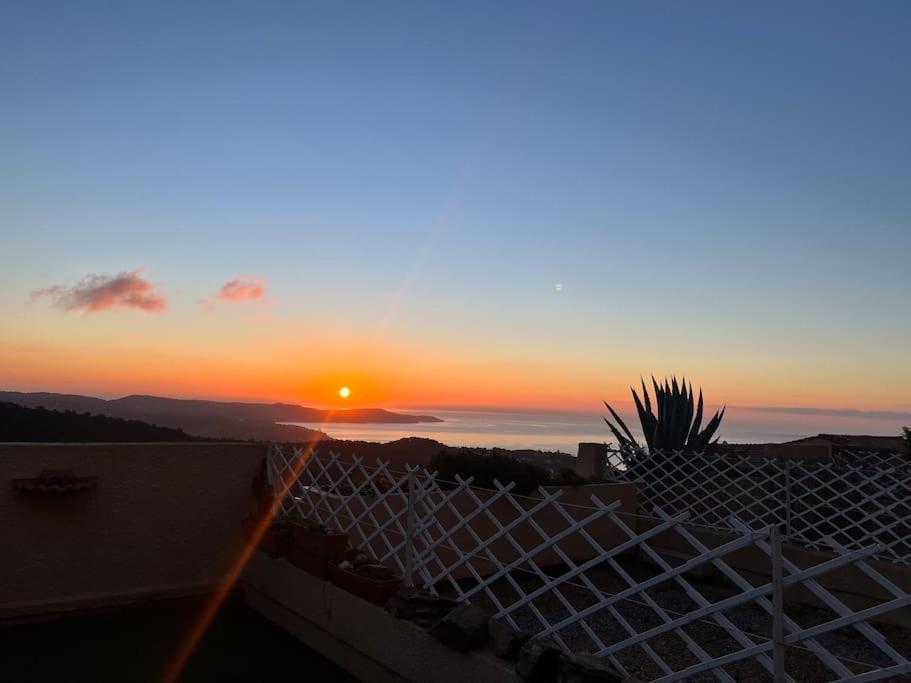 Appartement Avec Vue Panoramique Cavalaire-sur-Mer Exterior foto